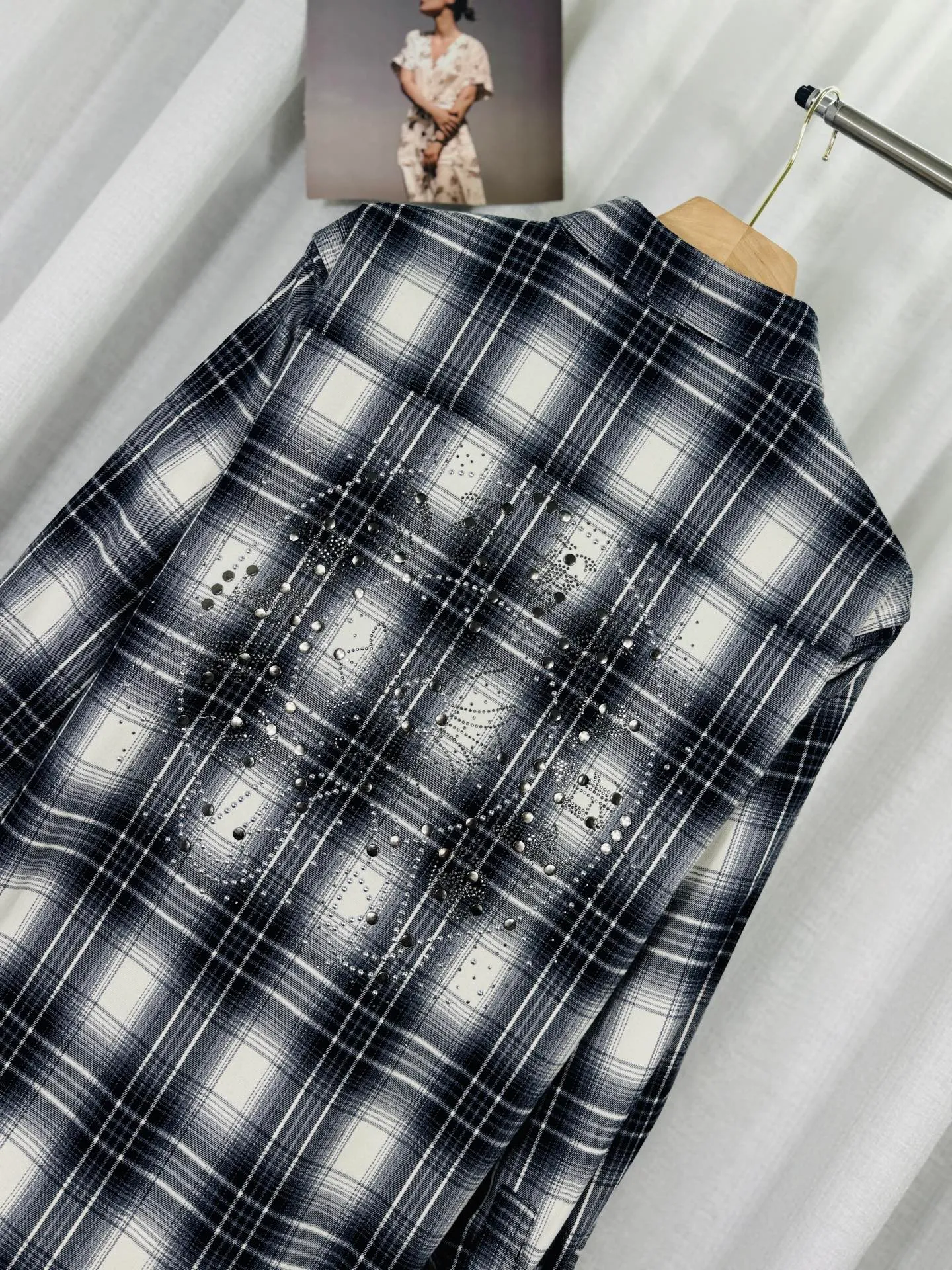 P250 top version, real shot without P, ​​different from market currency) 𝗖𝗵𝗿𝗼𝗺𝗲 𝗛𝗲𝗮𝗿𝘁𝘀/Cro Heart 2025 Diamond Plaid Shirt Accessories: Original model-opening collar label ➕100% silk wash water label. Genuine purchase-grade original hangtag➕matching hanging rope➕3D hanging beads➕original packaging bag. Craftsmanship: The original version has consistent wiring! The highest version of the armhole matching technique! Color: Red Black Size: S M L XL Style No.: 8002
